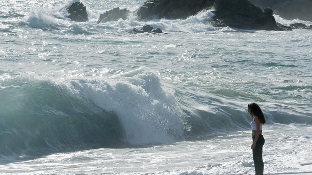 Aspecto de las olas en la playa de Lloret de Mar (Girona) tras el temporal de intensas lluvias