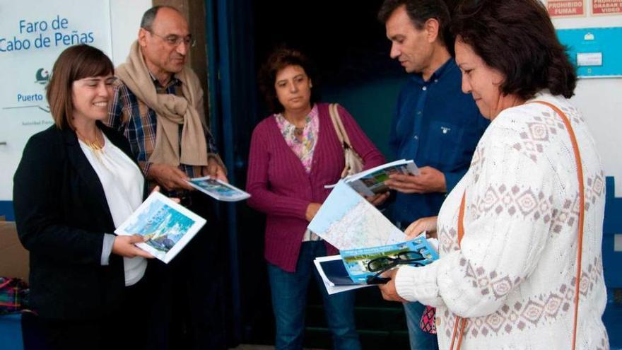 Por la izquierda, la edil de Turismo, Aida Suárez; el concejal de Cultura, Manuel Hernández, la turista castellonense Magda Alcart; el alcalde, Jorge Suárez, y la visitante María Teresa Alcart, tras la presentación de la guía.