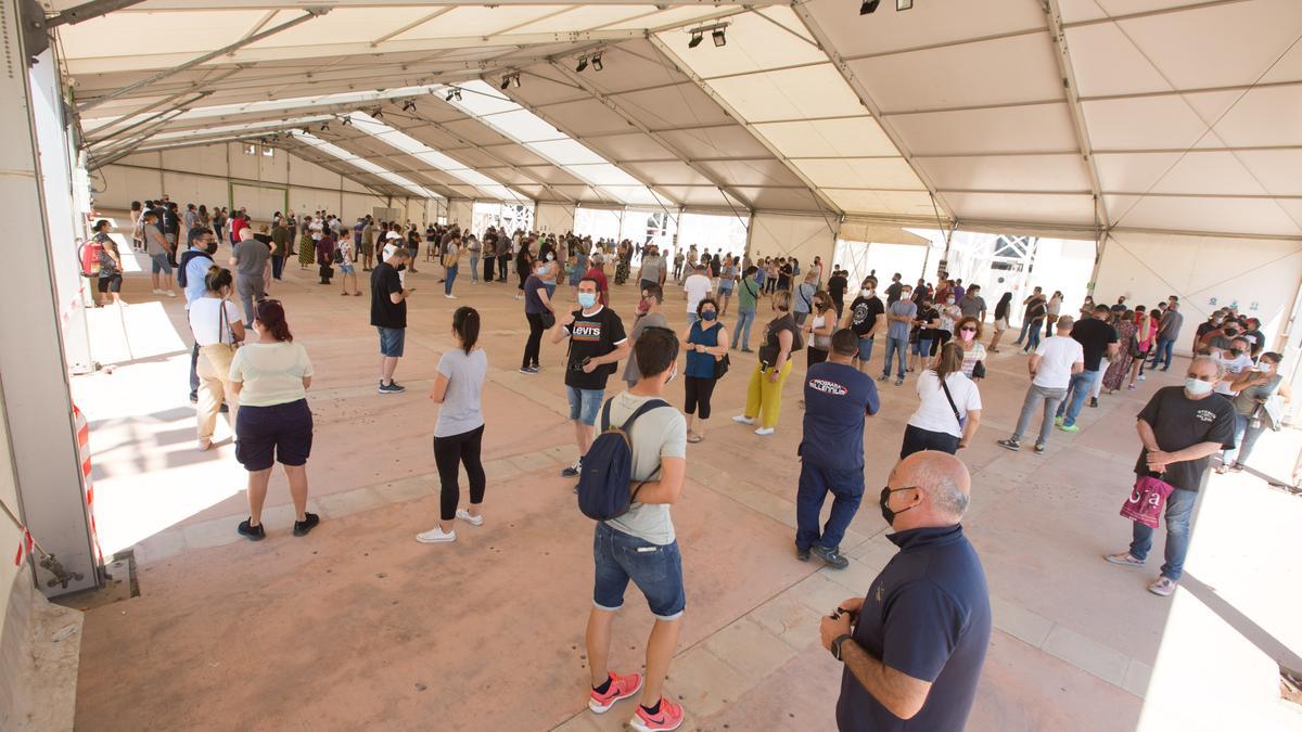 Colas para vacunarse en el Recinto Ferial de Ibiza.