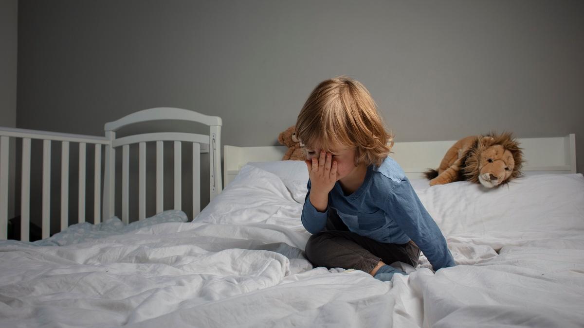 Mi hijo sigue haciéndose pis en la cama: ¿Cuándo debo preocuparme?