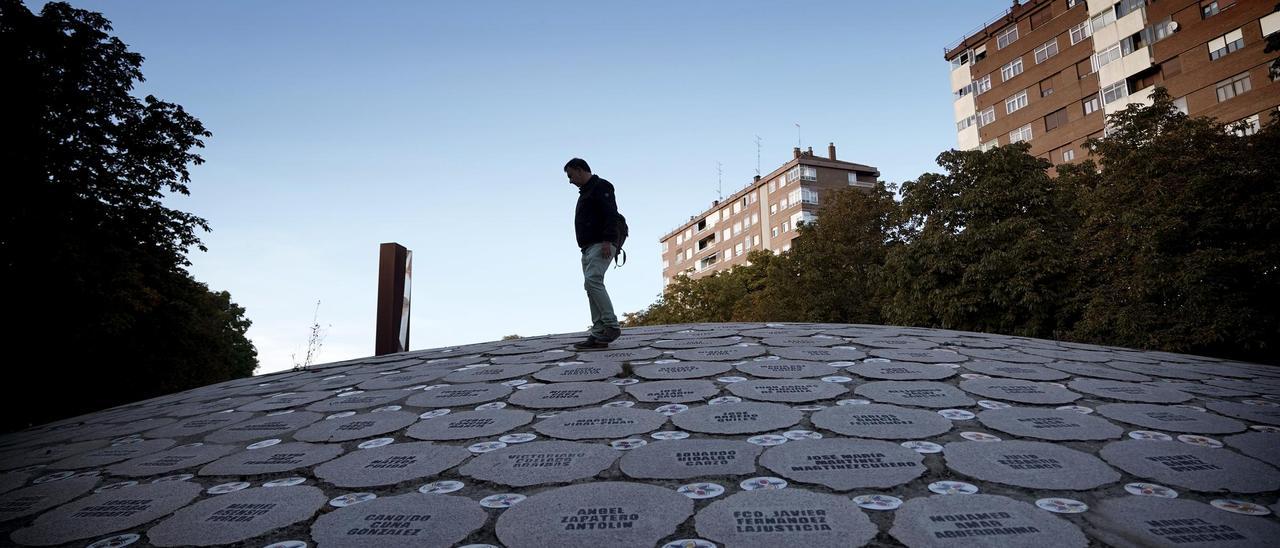 Ángel Altuna, hijo de un policía asesinado por ETA, en el monumento de Ibarrola que recoge los nombres de víctimas de diversas bandas terroristas en Vitoria.