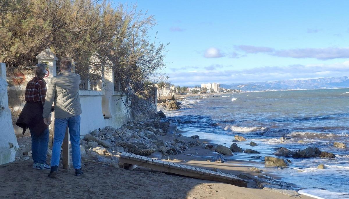 El tramo en el que comienza el estrago. El pequeño mirador de madera que se creó después también está destrozado