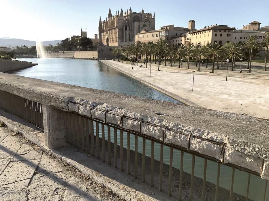 Desperfectos y abandono en las murallas y el Parc de la Mar