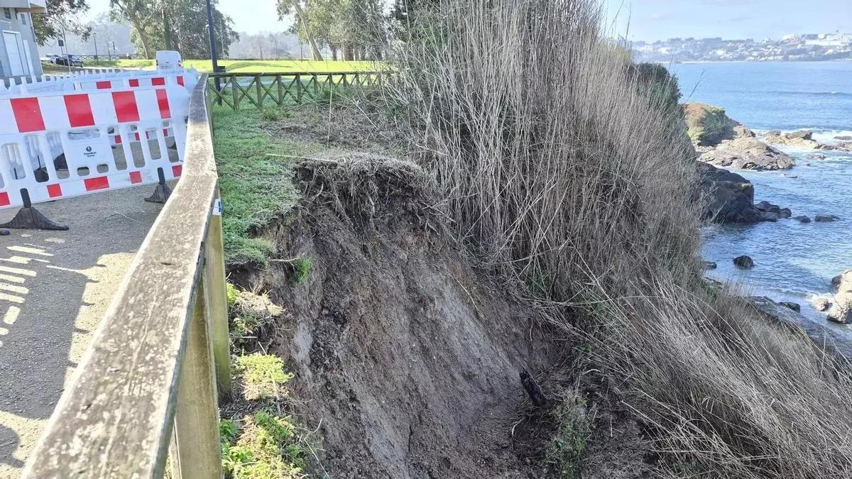 Desprendimiento en el acceso a la playa de Naval, en Mera.