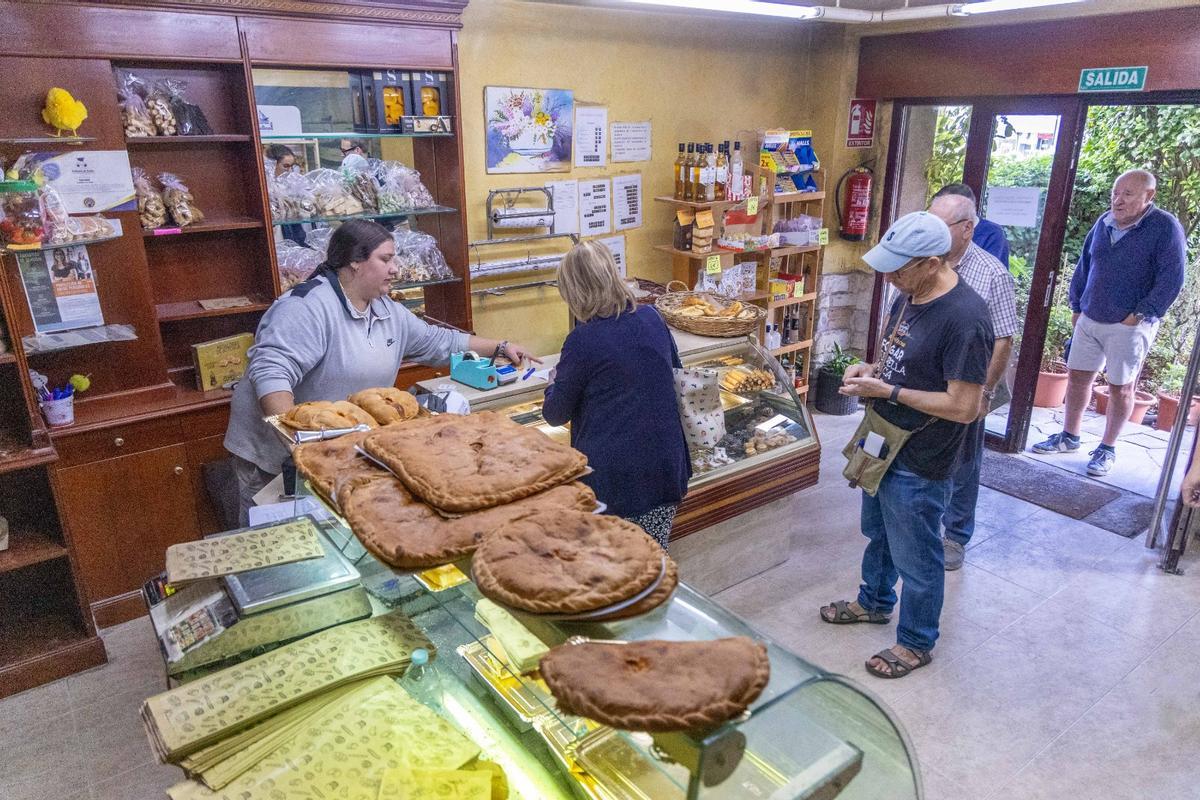 Antía Rouco atiende este lunes a la clientela de la Panadería Moure, en Pontepedriña, durante su última jornada de apertura.