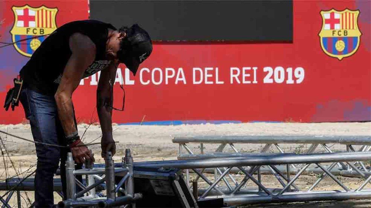 Los operarios preparan la Fan Zone del Barcelona