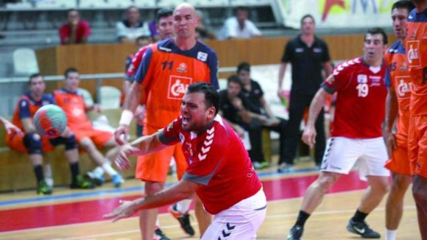 Alemany se gira en seis metros para lanzar a puerta en el partido con el CAI Aragón. // Jesús de Arcos