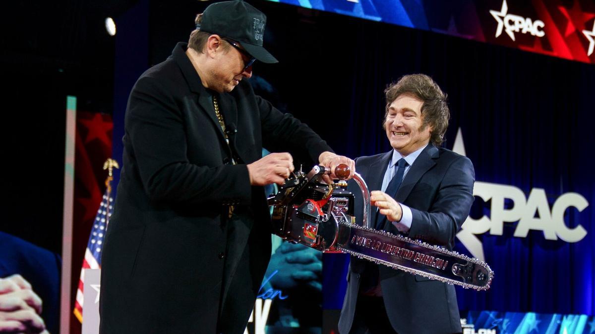 Milei regala a Musk una motosierra en la cumbre ultraconservadora CPAC