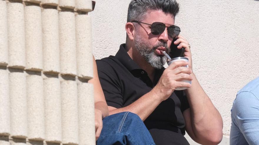 El propietario del Elche, Christian Bragarnik, al teléfono durante un entreno del equipo. | ÁXEL ÁLVAREZ