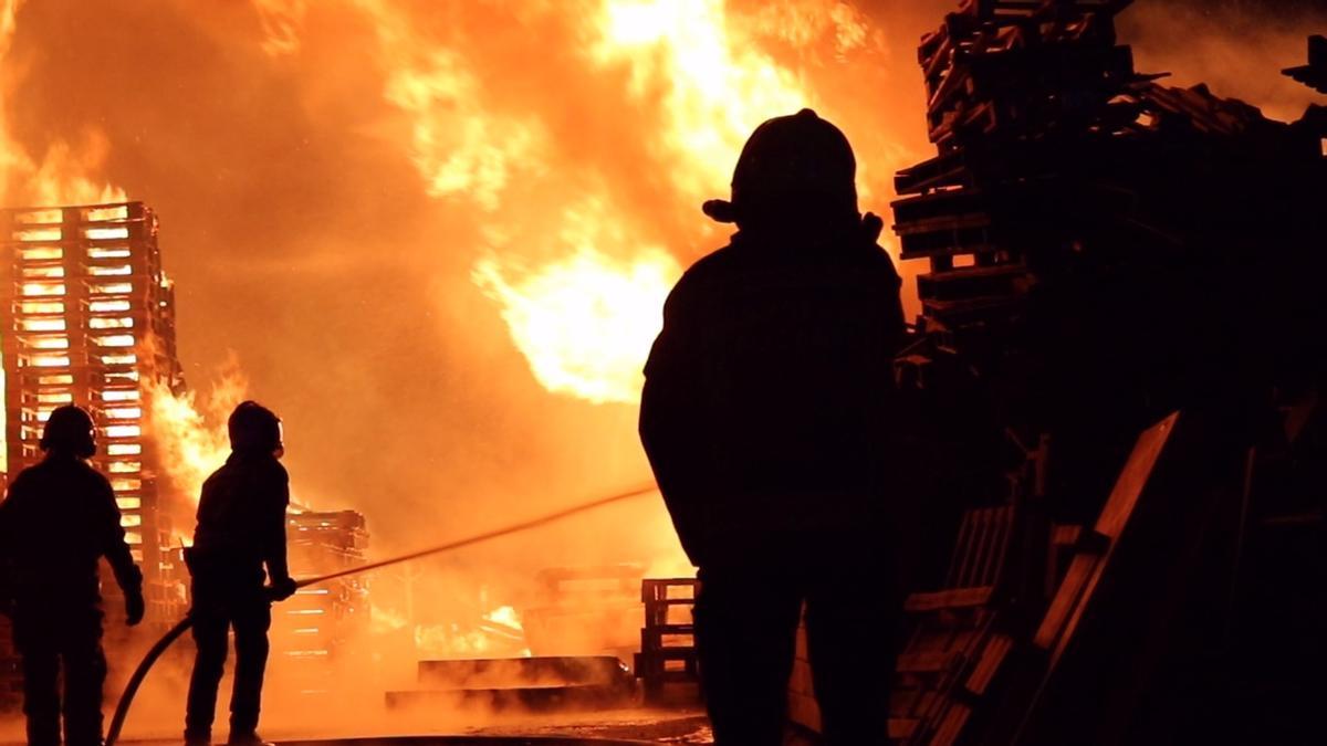 Arde una empresa de palets de madera en la Cañada del Fenollar