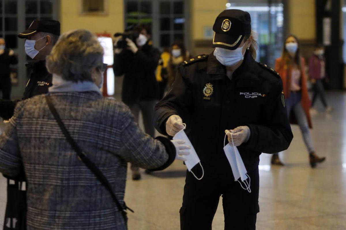 Quién recibirá gratis las mascarillas el lunes