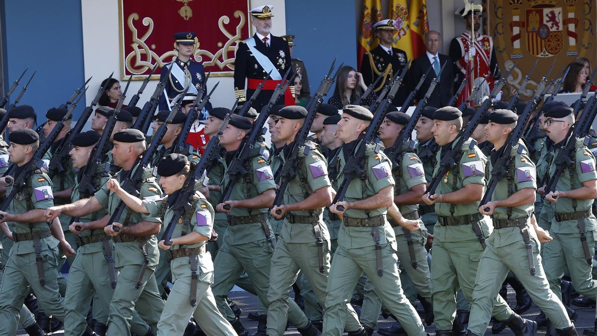 El rey Felipe y la princesa Leonor durante el desfile de las Fuerzas Armadas con motivo de la Fiesta Nacional