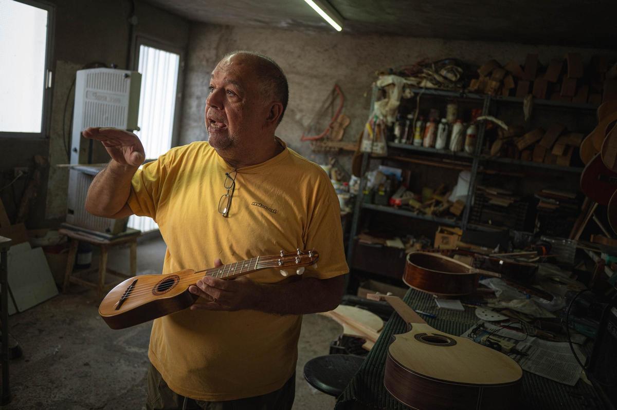 Martín explicando cómo se construye un timple