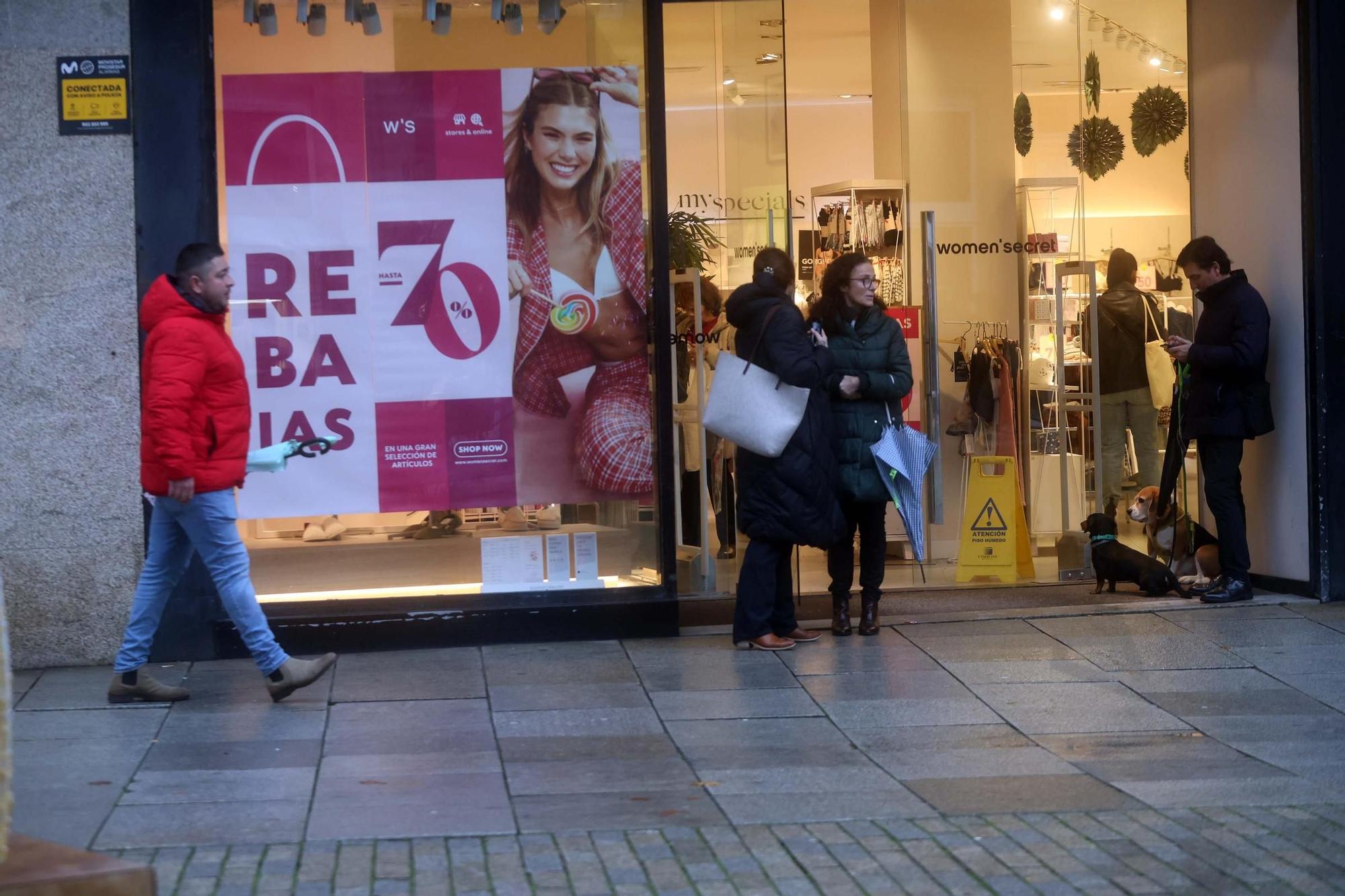 Las calles de Vilagarcía durante las rebajas de enero.