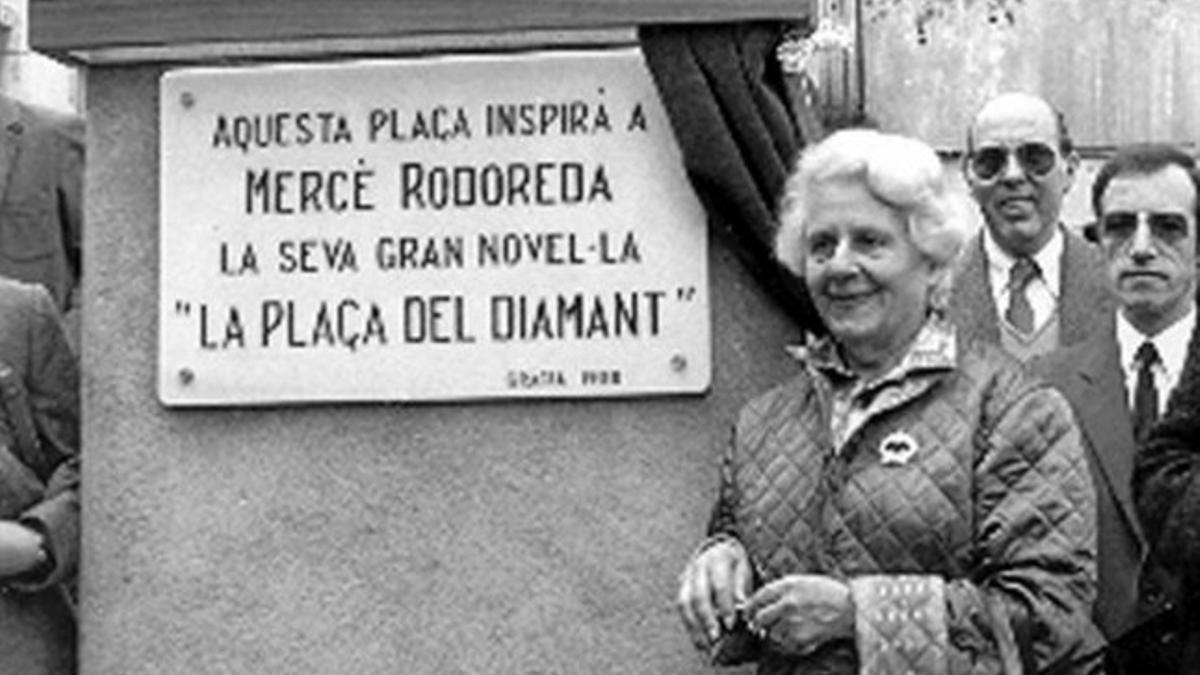 Rodoreda, ante la placa que le dedicó Gràcia en la plaza del Diamant.