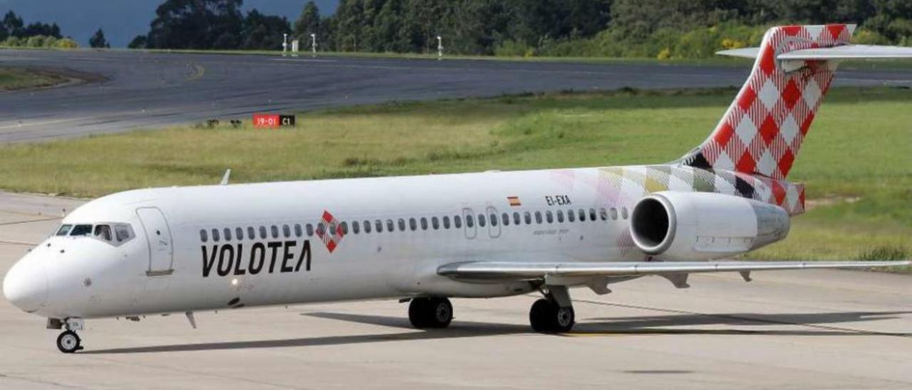 Avión de la compañía Volotea en la pista del aeropuerto de Peinador. // Marta G. Brea