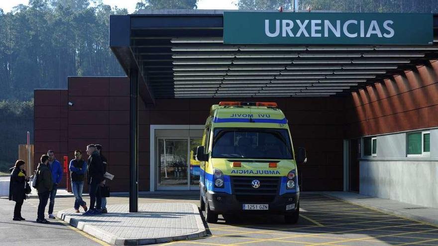 Una ambulancia aparcada en el Hospital de O Salnés. // Iñaki Abella