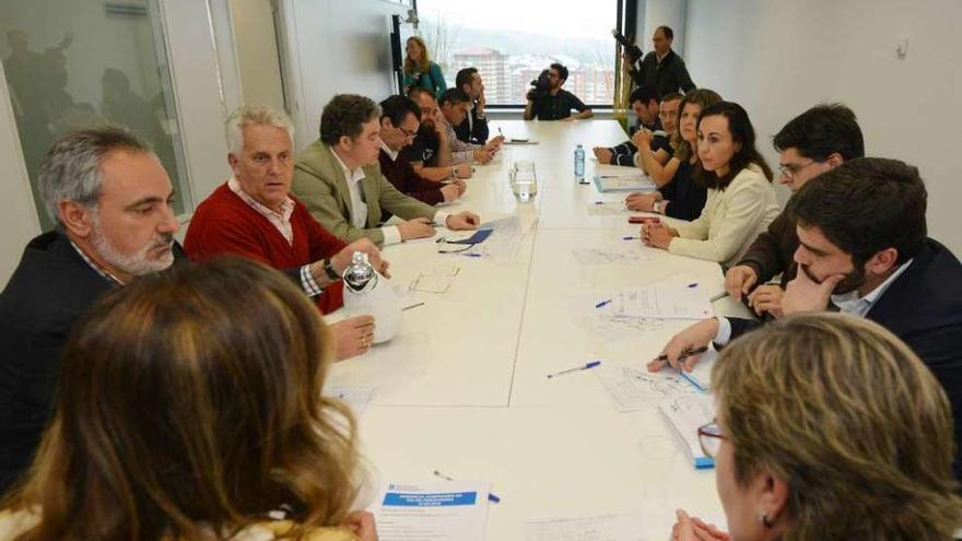 Asistentes a la &quot;cumbre&quot; por el saneamiento de la ría celebrada el martes. // G. Santos