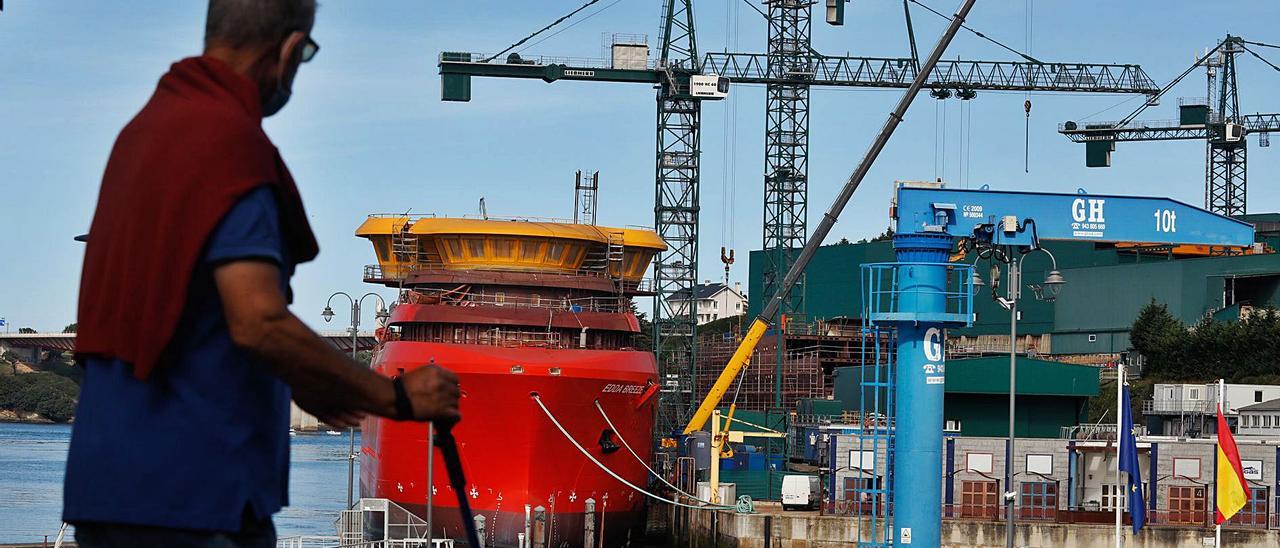 Buque “Edda Breeze”, para apoyo de plantas eólicas en Noruega, en fase de equipamiento en el muelle de Astilleros Gondán en su fábrica Figueras (Castropol). | Mara Villamuza