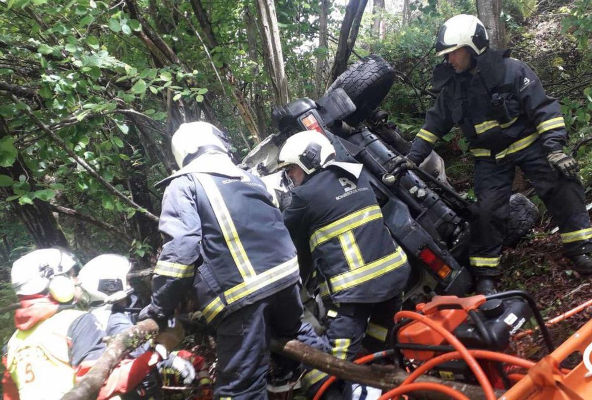 Bomberos del SEPA y personal sanitario evacuan a la conductora para su traslado en helicóptero. | SEPA