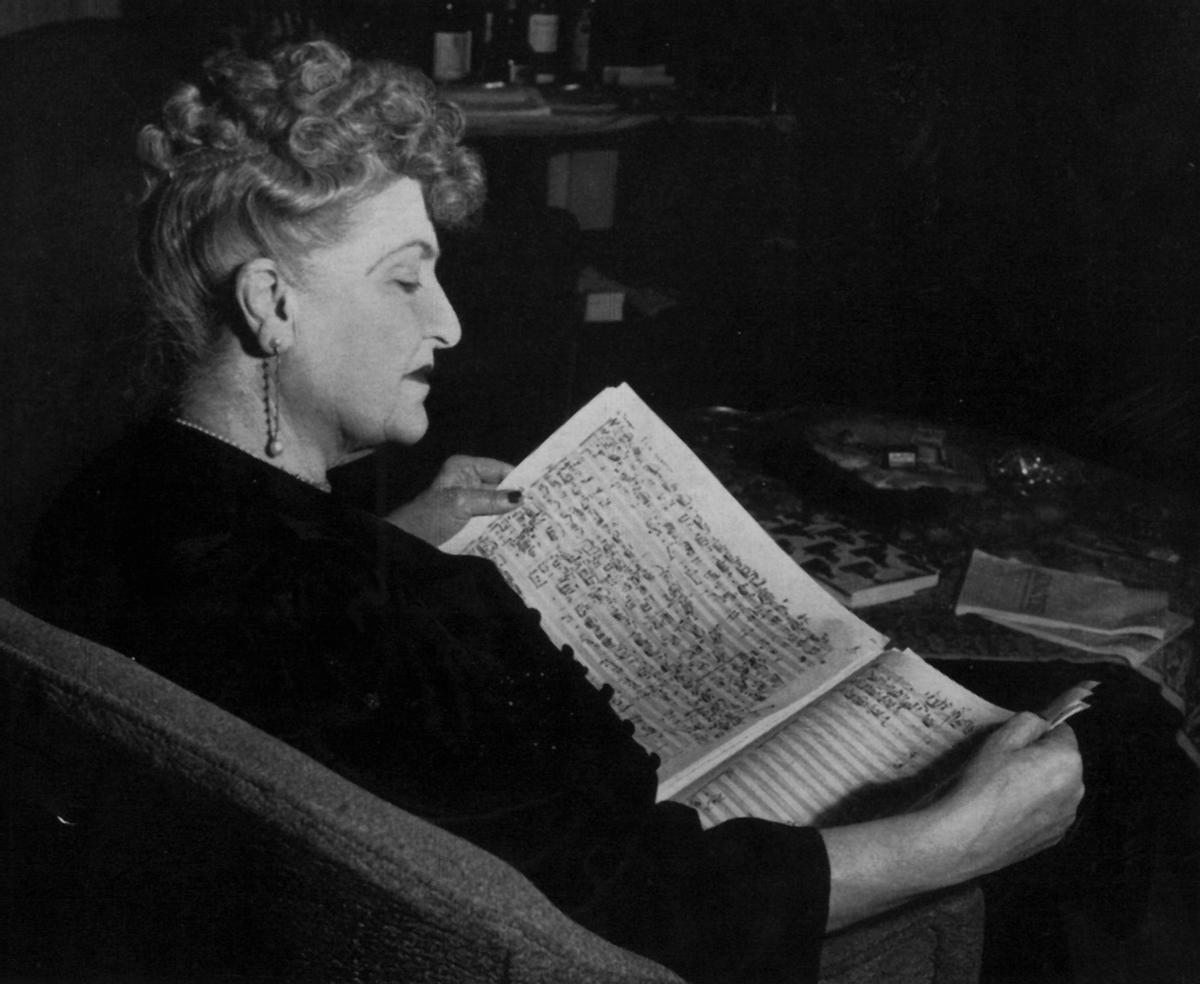 Alma Mahler, en 1954, leyendo una partitura.
