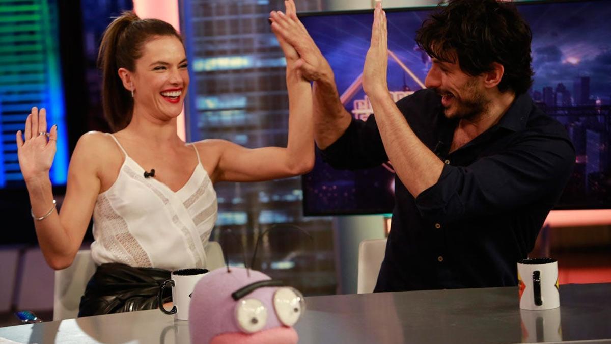 Alessandra Ambrosio y Andrés Velencoso visitan 'El Hormiguero'