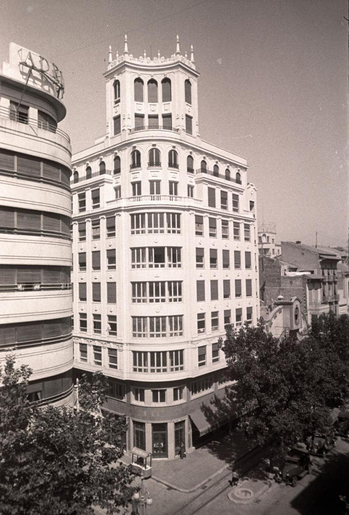 El histórico edificio, con su aspecto original, en una imagen del año 1946, poco después de su construcción.