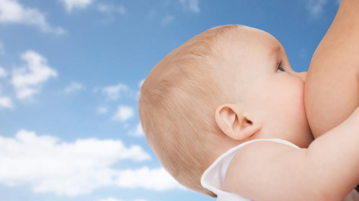 La lactancia materna funciona como la primera vacuna del bebé.