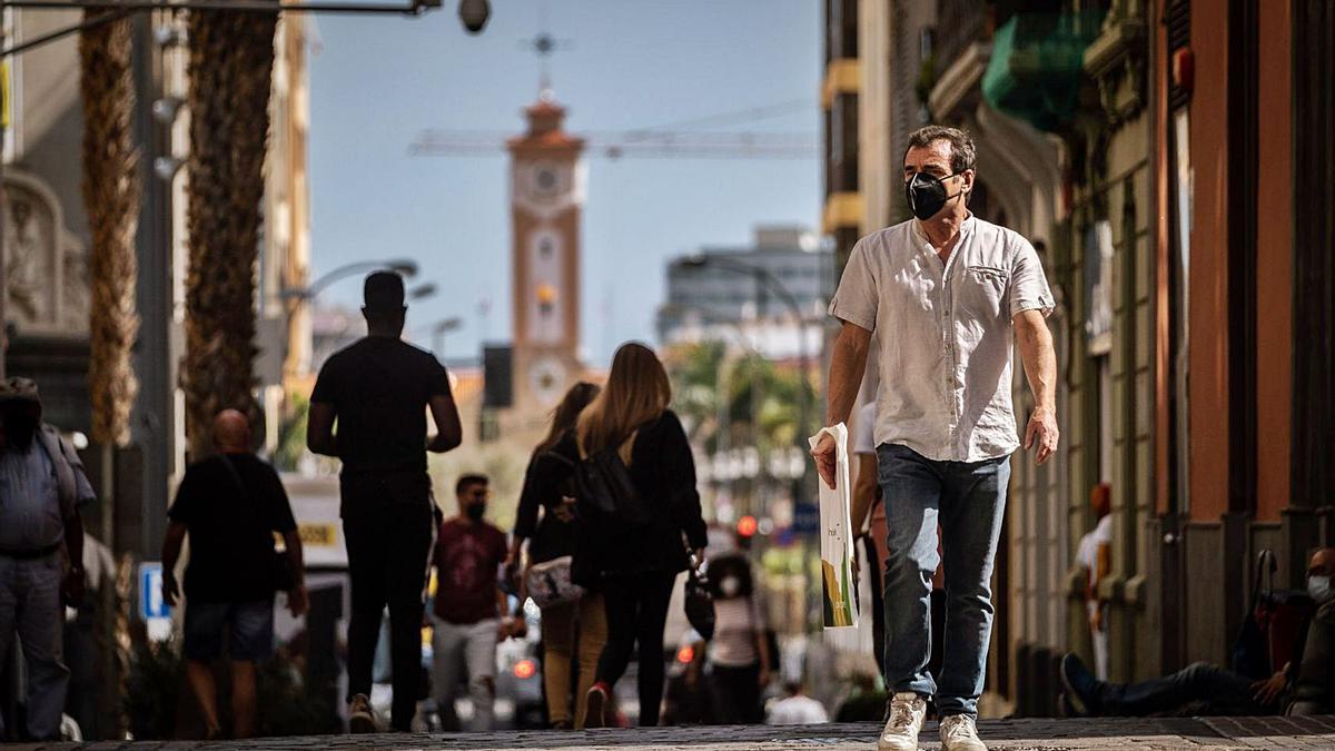 Gente con mascarilla en el centro de Santa Cruz de Tenerife.