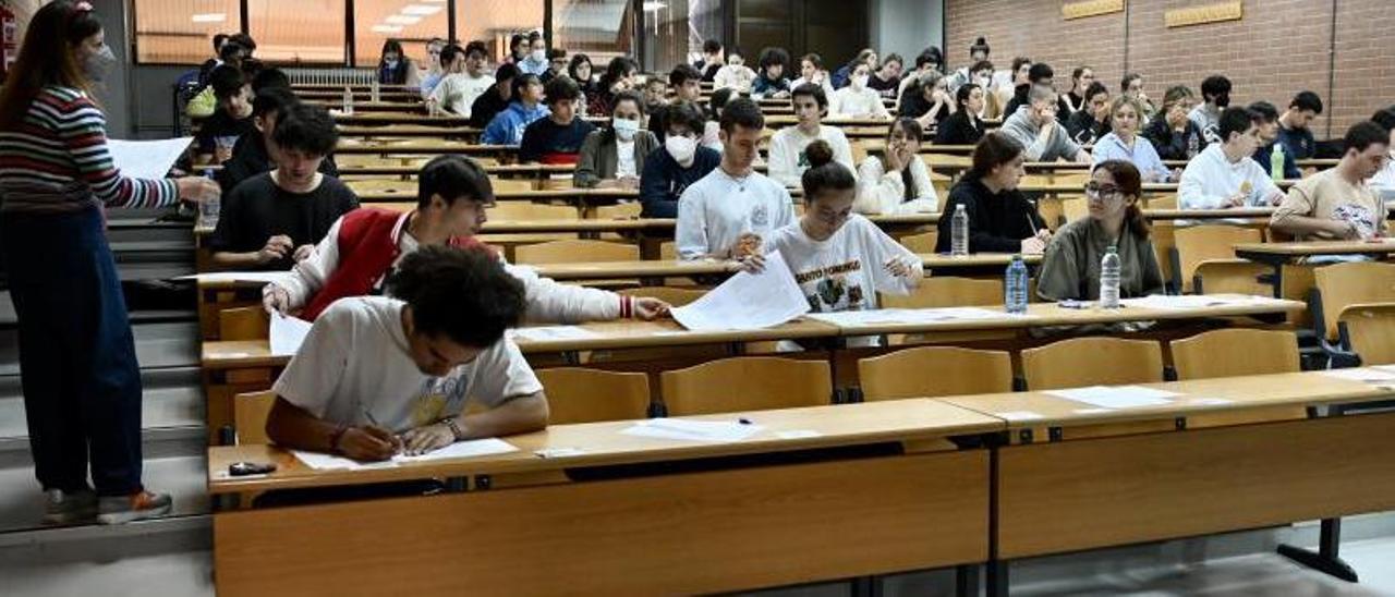 Pruebas de la ABAU, para el acceso a la universidad, en el campus de Pontevedra.