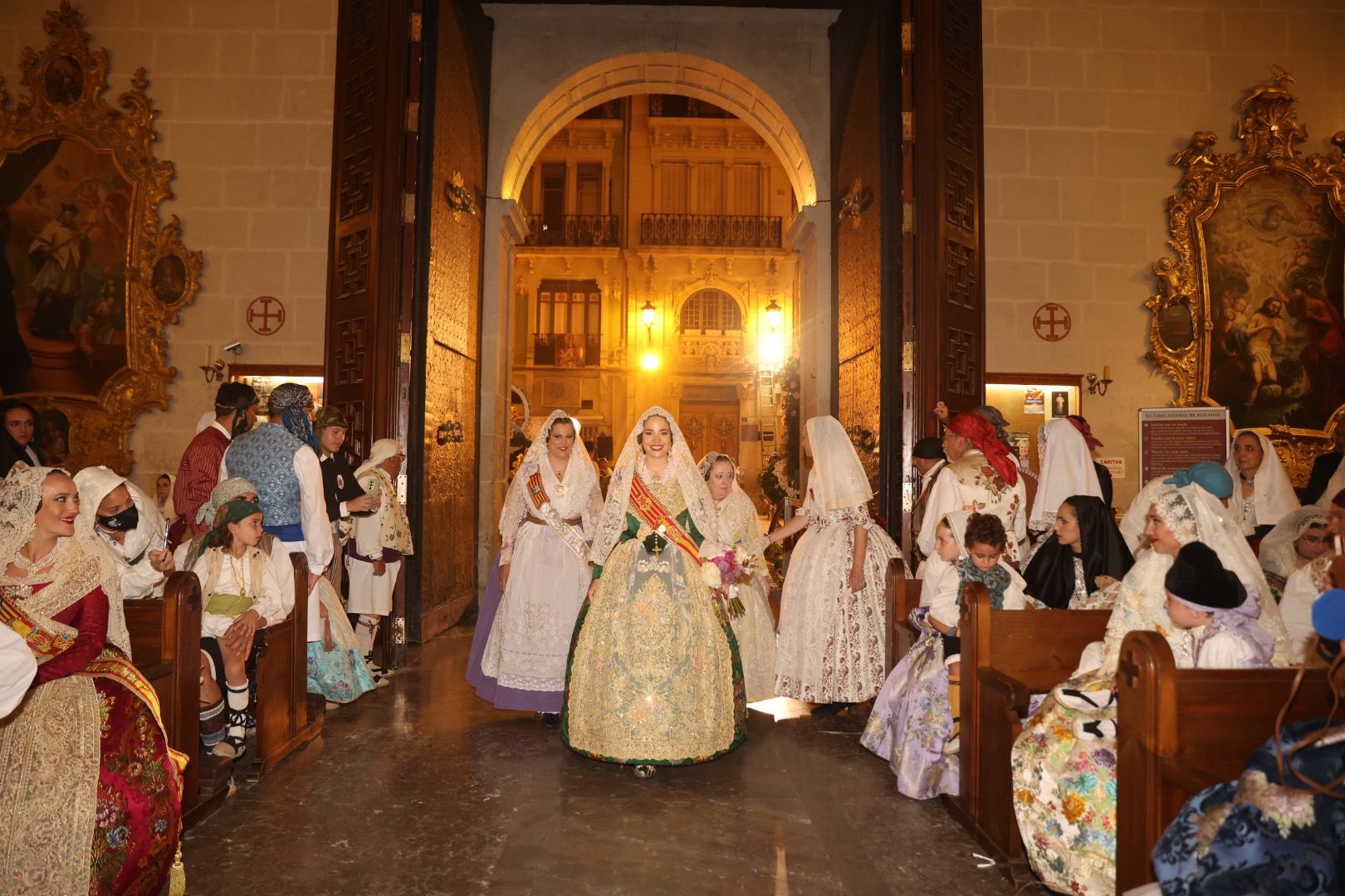 Carmen, Nerea y las dos cortes rematan la Ofrenda de Alicante