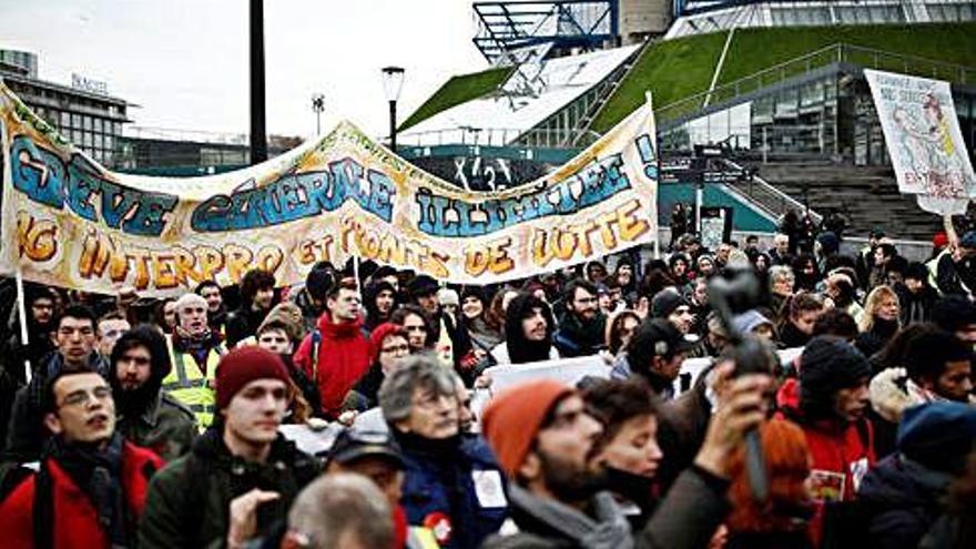 Dos membres dels Armilles Grogues protesten a París