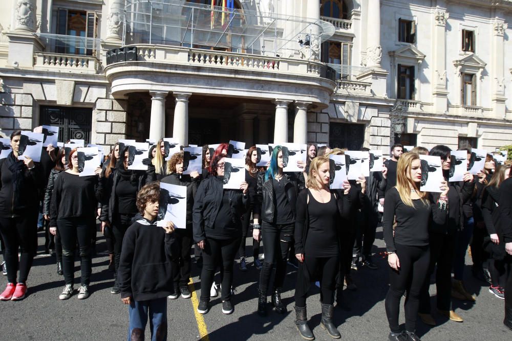 Los antitaurinos se concentran a las puertas del ayuntamiento de Valencia