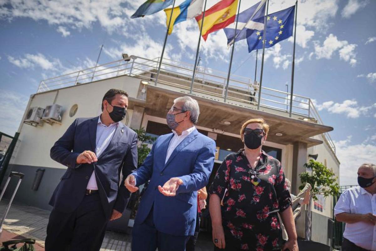 Román Rodríguez visita el Puerto de Los Cristianos