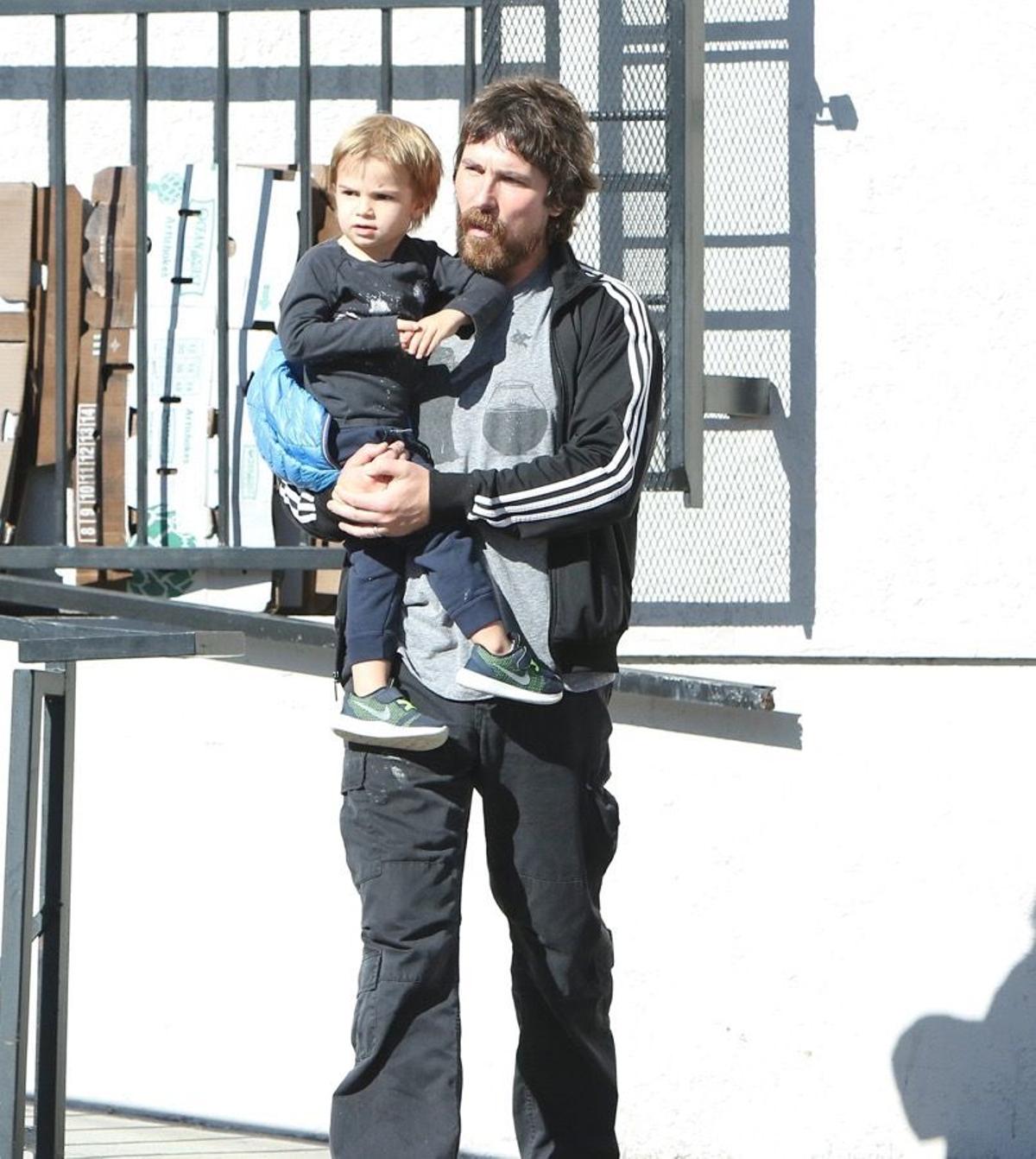 Christian Bale y su hijo paseando por Los Angeles
