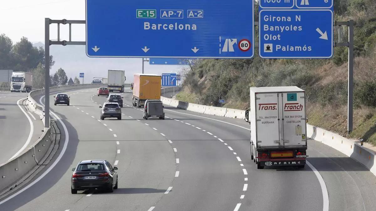 Un dels cartells on ja s'indica la velocitat del carril dret de l'AP-7.