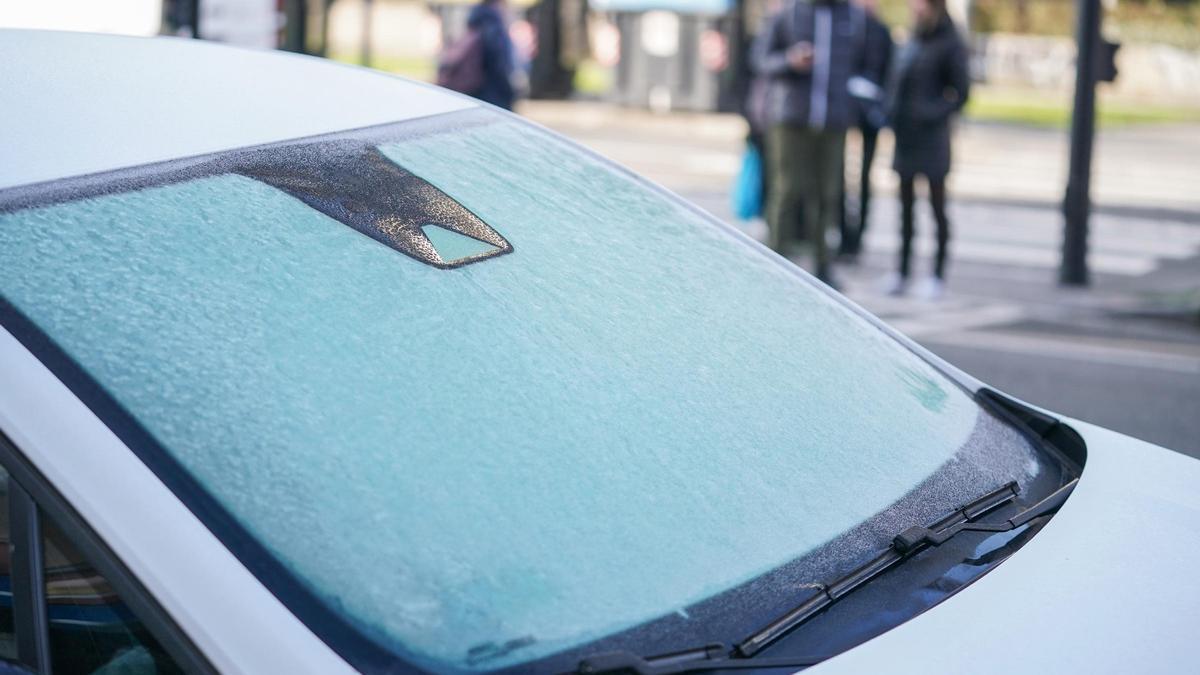 Archivo - Archivo.- Helada en el parabrisas de un coche