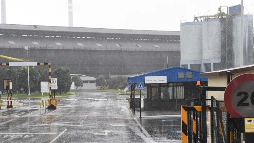 Instalaciones vacías de Alu Ibérica, la antigua Alcoa, en una imagen tomada ayer.