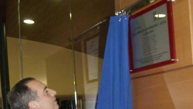 El Ayuntamiento le dedica una placa en la biblioteca al poeta candasín Benito de L'Auxa