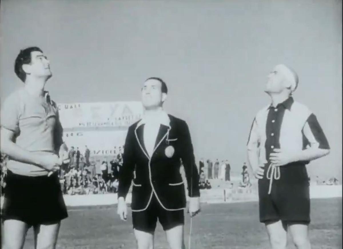 Imagen de la final de Copa de 1937, con los capitanes de Valencia CF y Levante FC.