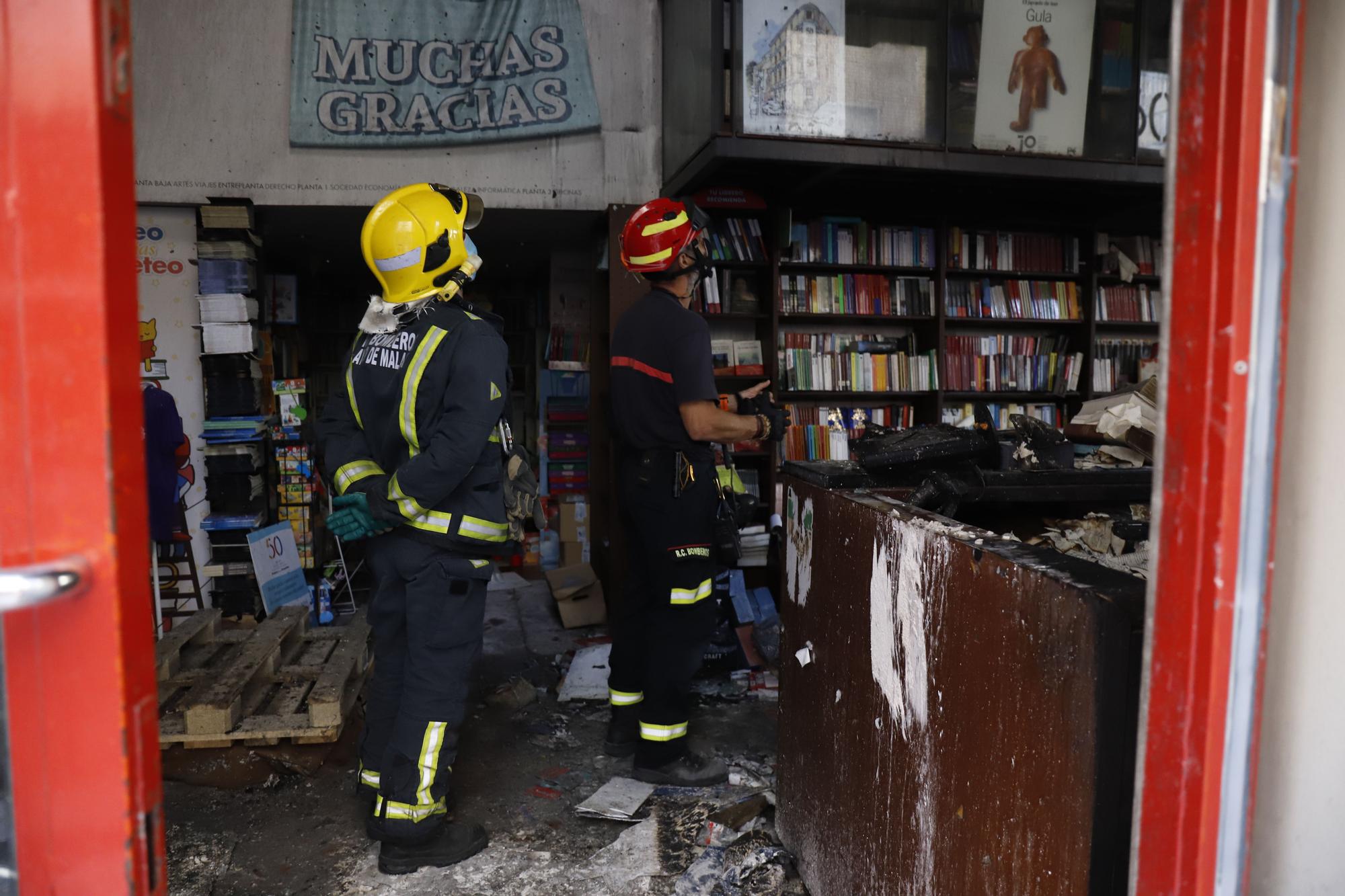 Así ha quedado el interior de la librería Proteo tras el incendio de la noche del jueves