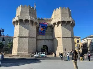 Pancarta contra Catalá y Mazón en las Torres de Serranos