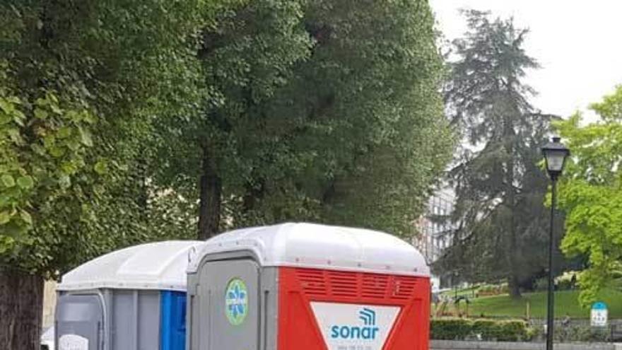 Baños, a falta de casetas en el parque.