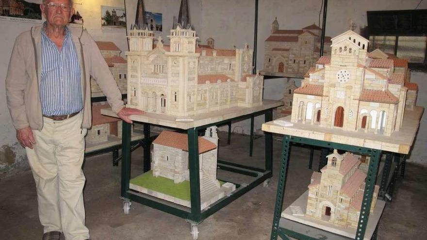 Benigno Runza, en su local, con varias de las maquetas que realizaba en piedra.