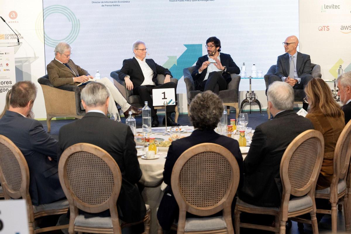 Mesa redonda del III Foro Activos con representantes de AWS, Azora y Samca, moderada por Martí Saballs.