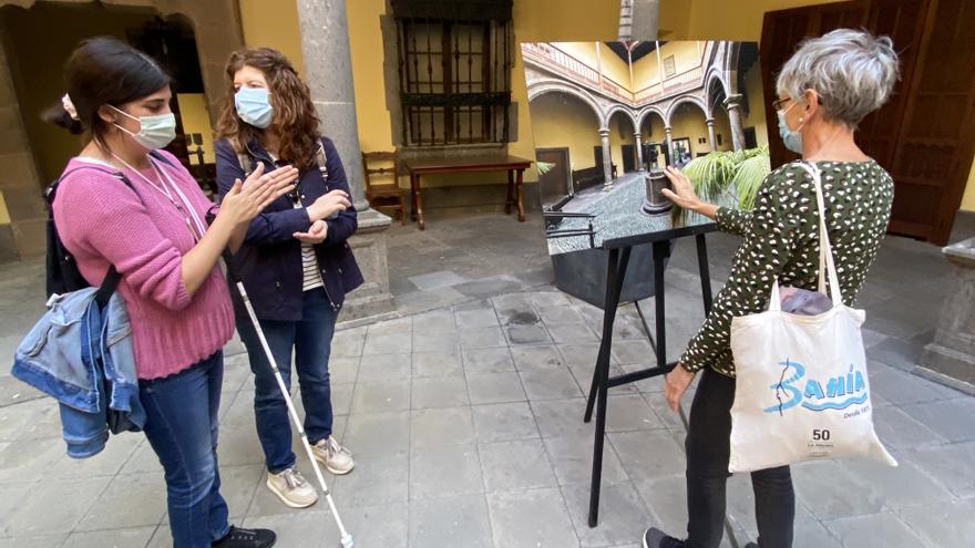 La Casa de Colón organiza una visita sobre la mujer en la historia para personas con discapacidad visual