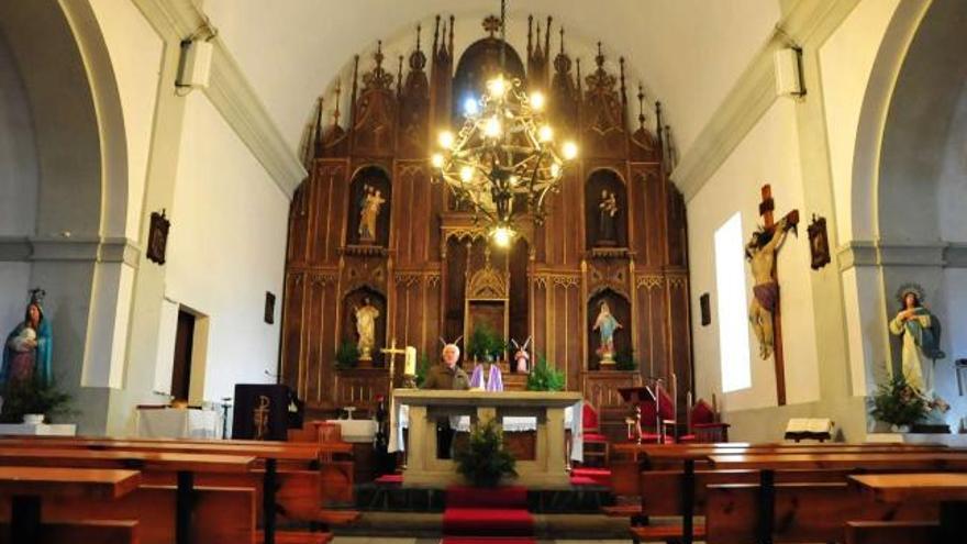 El sacristán de Cornazo delante de la iglesia donde en 1910 se depositó un cuadro del obispo José López Orozco, natural de esta parroquia vilagarciana.  // I.Abella