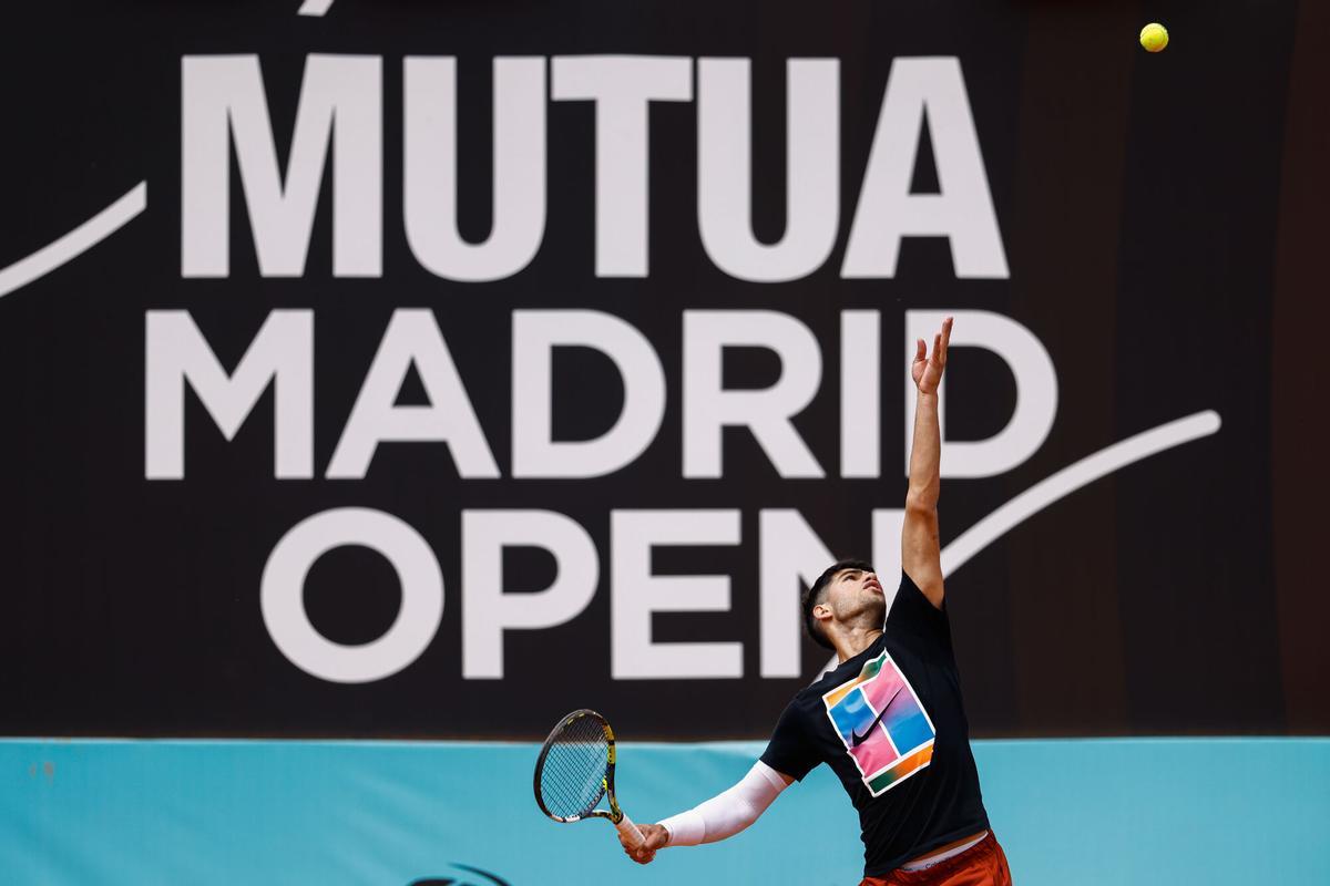 Carlos Alcaraz entrenando en el Mutua Madrid Open 2024.
