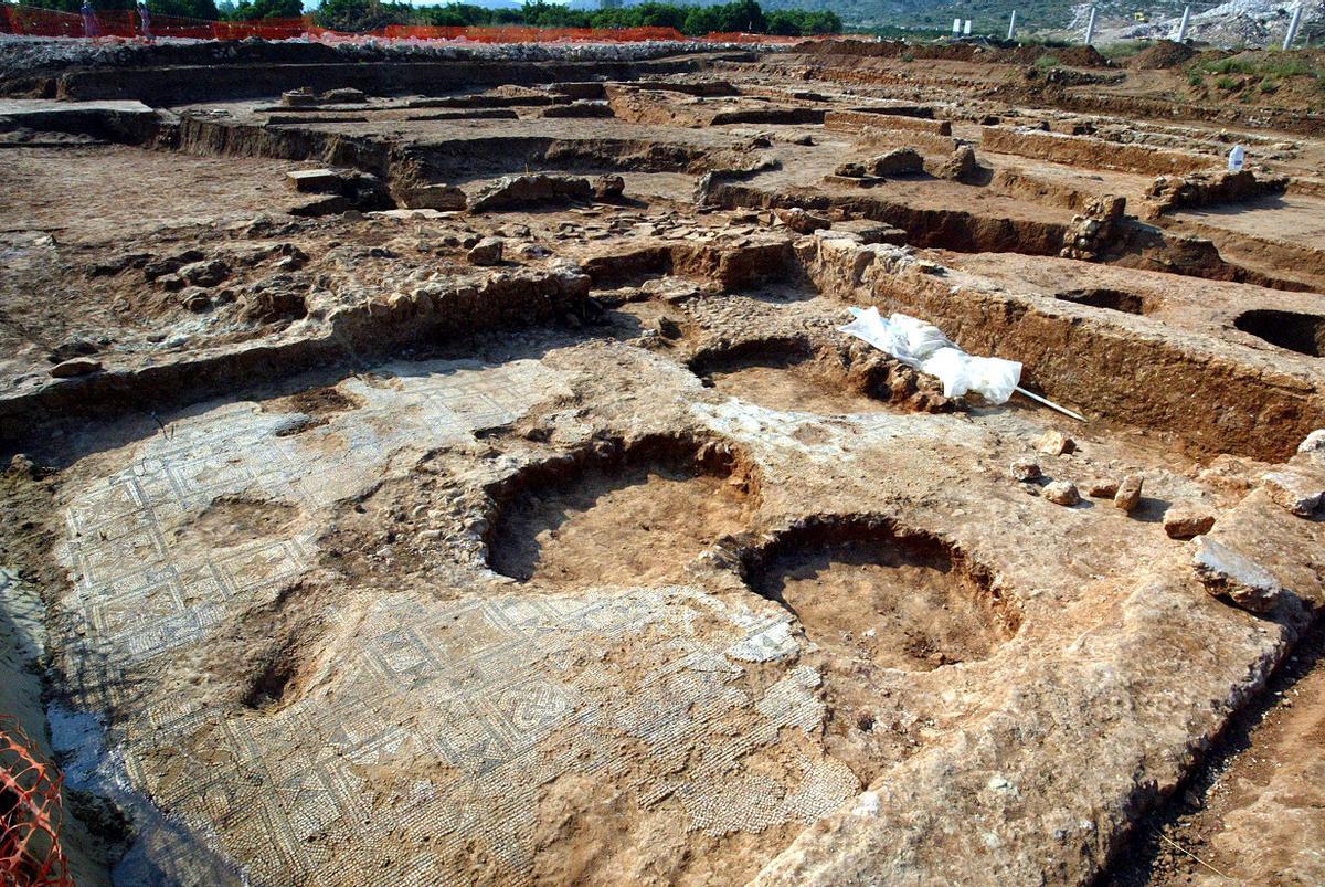 Imatge de les excavacions  a la Vil·la Cornèlius de l'Énova amb els mosaics romans en primer termini.