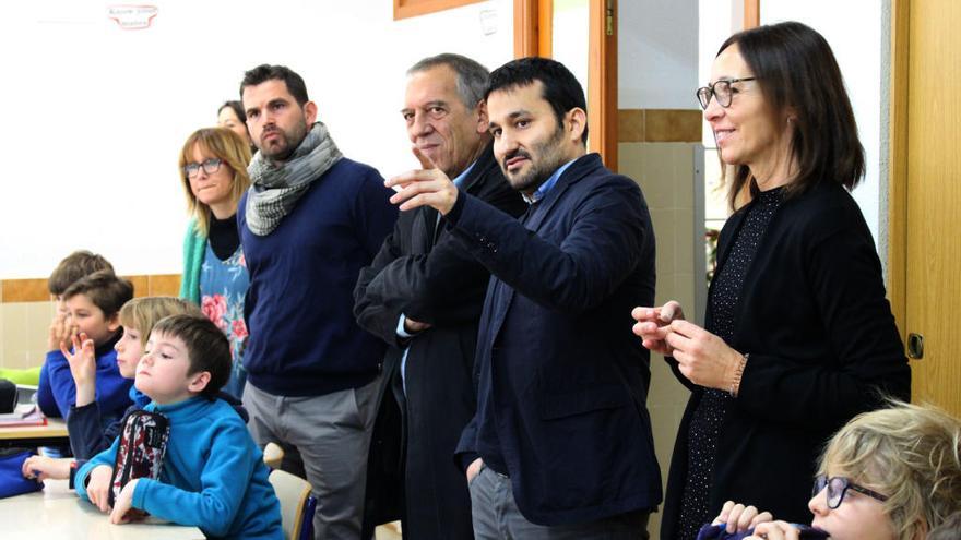 Marzà y Soler en el colegio público Censals de Castelló junto al auxiliar y la maestra de inglés.